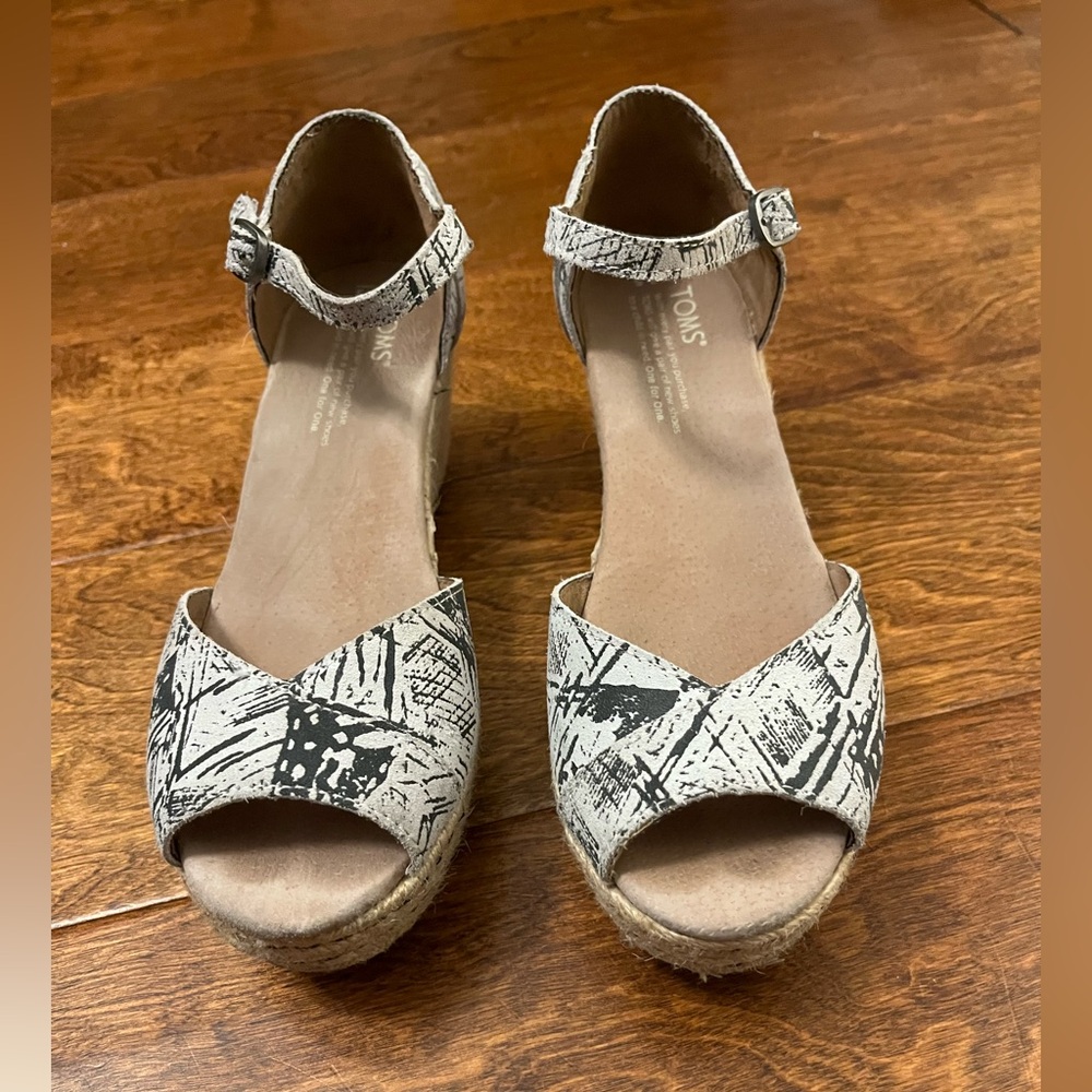 Toms Artistic Black and White Wedges